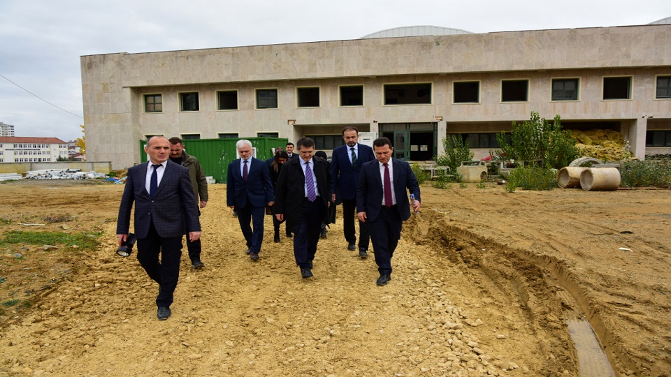 Cumhurbaşkanlığı Strateji ve Bütçe Başkanı İbrahim ŞENEL Başkanlığındaki heyet Kastamonu Tıp Fakültesi kampüs alanında incelemelerde bulundu.