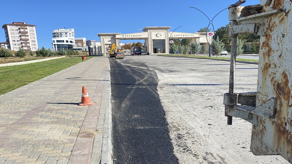 Kuzeykent Kampüsü muhtelif yerlerinde asfalt tamir çalışmaları yapıldı.