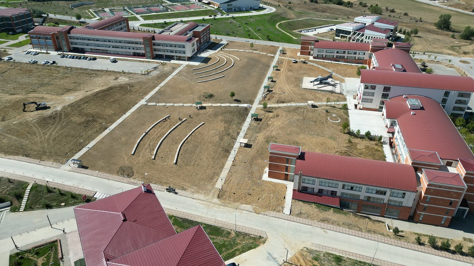 Merkez Kampüs İçi Altyapı ve Çevre Düzenleme işinde sona yaklaşıldı.