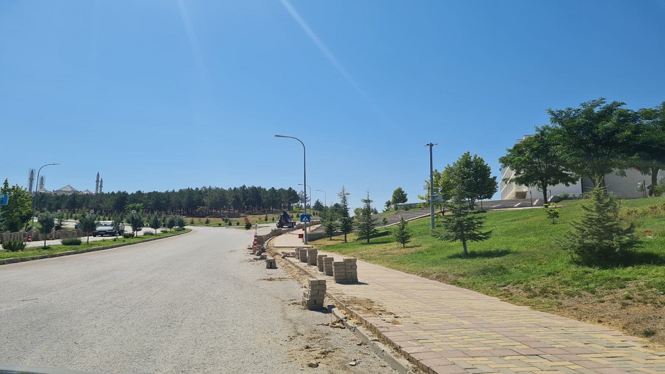 Kuzeykent Kampüsündeki kaldırım yenileme çalışmalarımız devam ediyor.