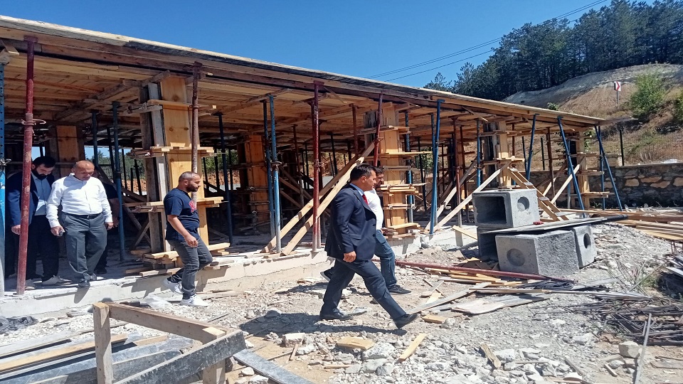 Rektörümüz Daday Nafi ve Ümit Çeri Meslek Yüksekokulu Kapalı Manej Alanı inşaatında incelemelerde bulundu.