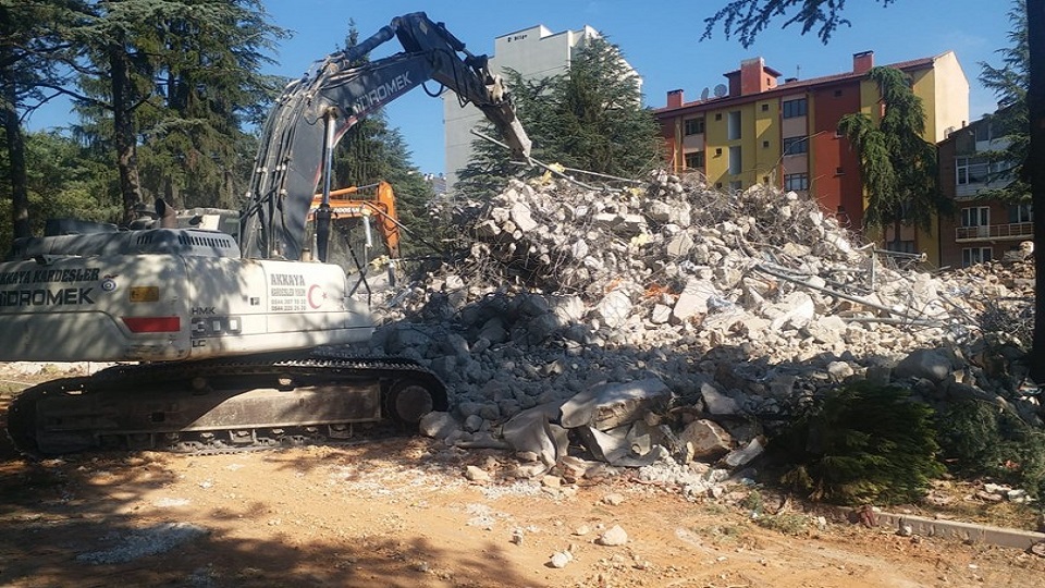 Kastamonu Üniversitesi Eğitim Fakültesi Kampüsünde Bulunan Eğitim Binalarının (A-B-C Blokları) Hurda Karşılığı Yıkım ve Molozlarının Atılması İşinde çalışmalar devam etmektedir.