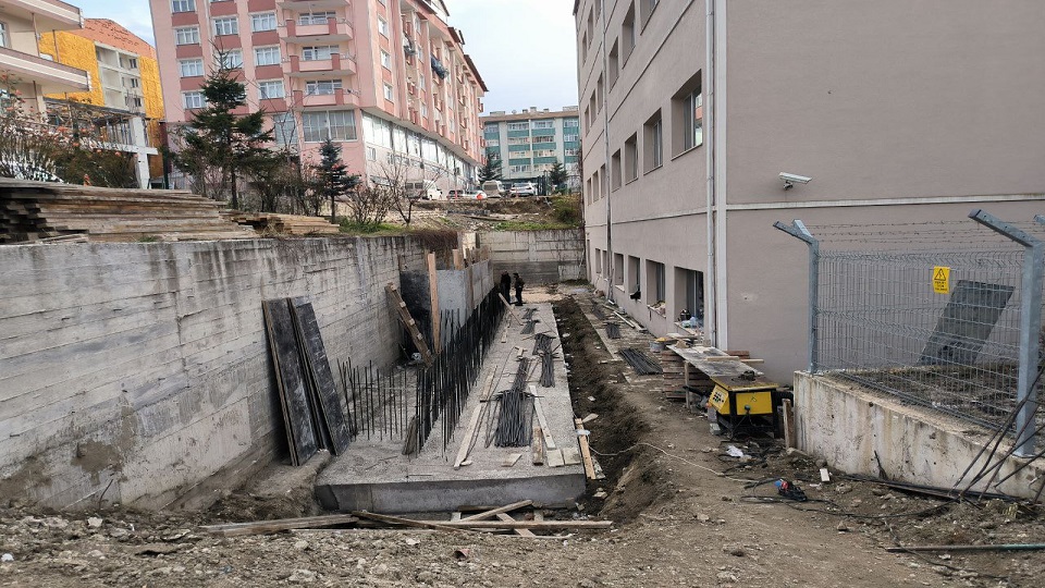 Devrekani MYO ve Kastamonu Merkez Lojman Binaları İstinad Duvarı Yapım işi kapsamında çalışmalarımız devam etmektedir.