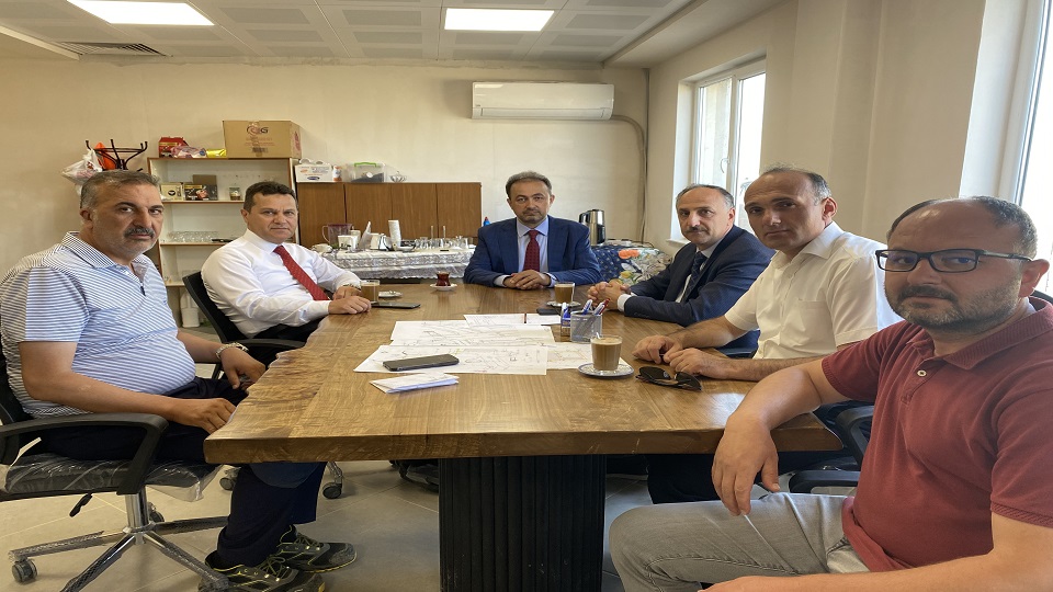 Rektörümüz ve Rektör Yardımcımız devam etmekte olan Diş Hekimliği Uygulama ve Araştırma Hastanesi inşaatında incelemelerde bulundu.