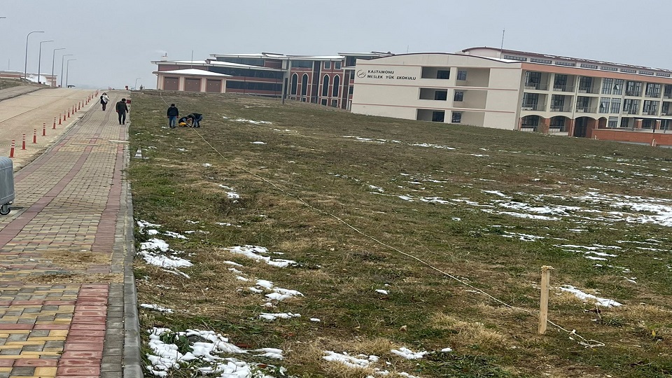 Üniversitemiz Kuzeykent Kampüsünde oluşturulacak yeni karbon yutak alanları için ölçüm çalışmalarına başlandı.